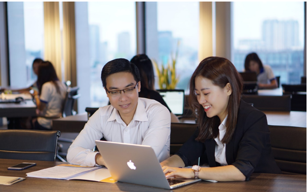 Đội ngũ nhân viên thực hiện dịch vụ đăng ký kinh doanh